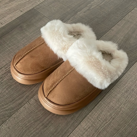 Fluffy slippers - Picture 1 of 2